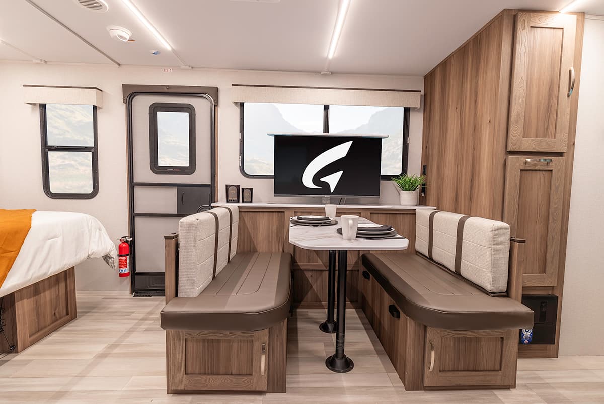 Go Explore X225 - Dinette & TV