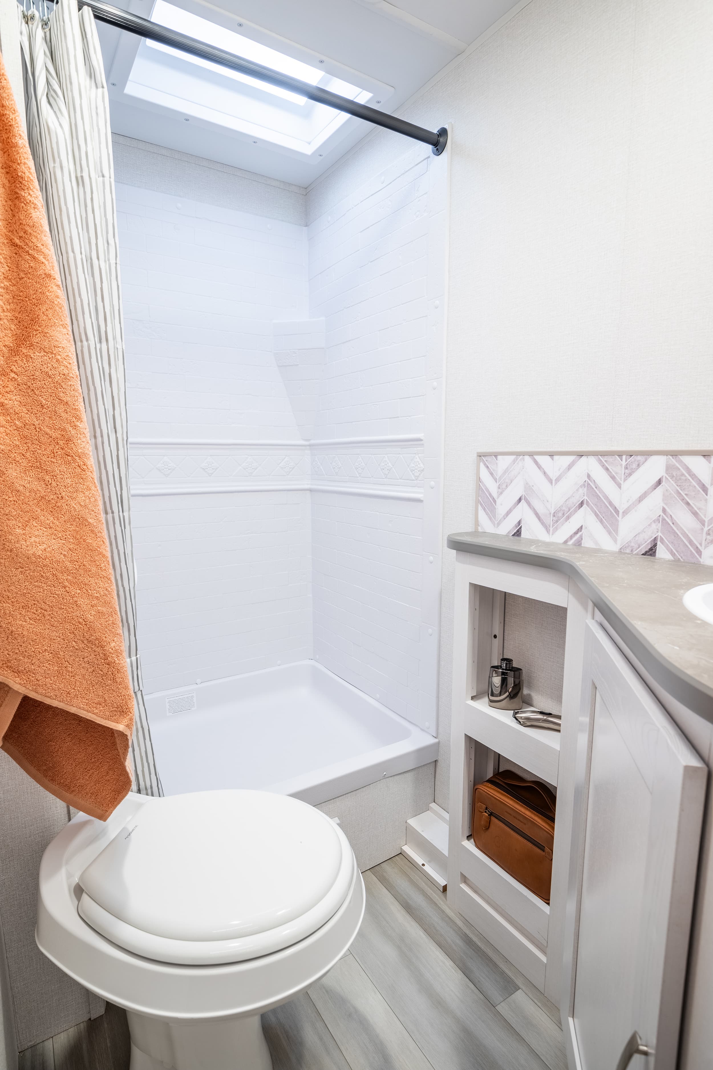 Go Explore X232 - Shower