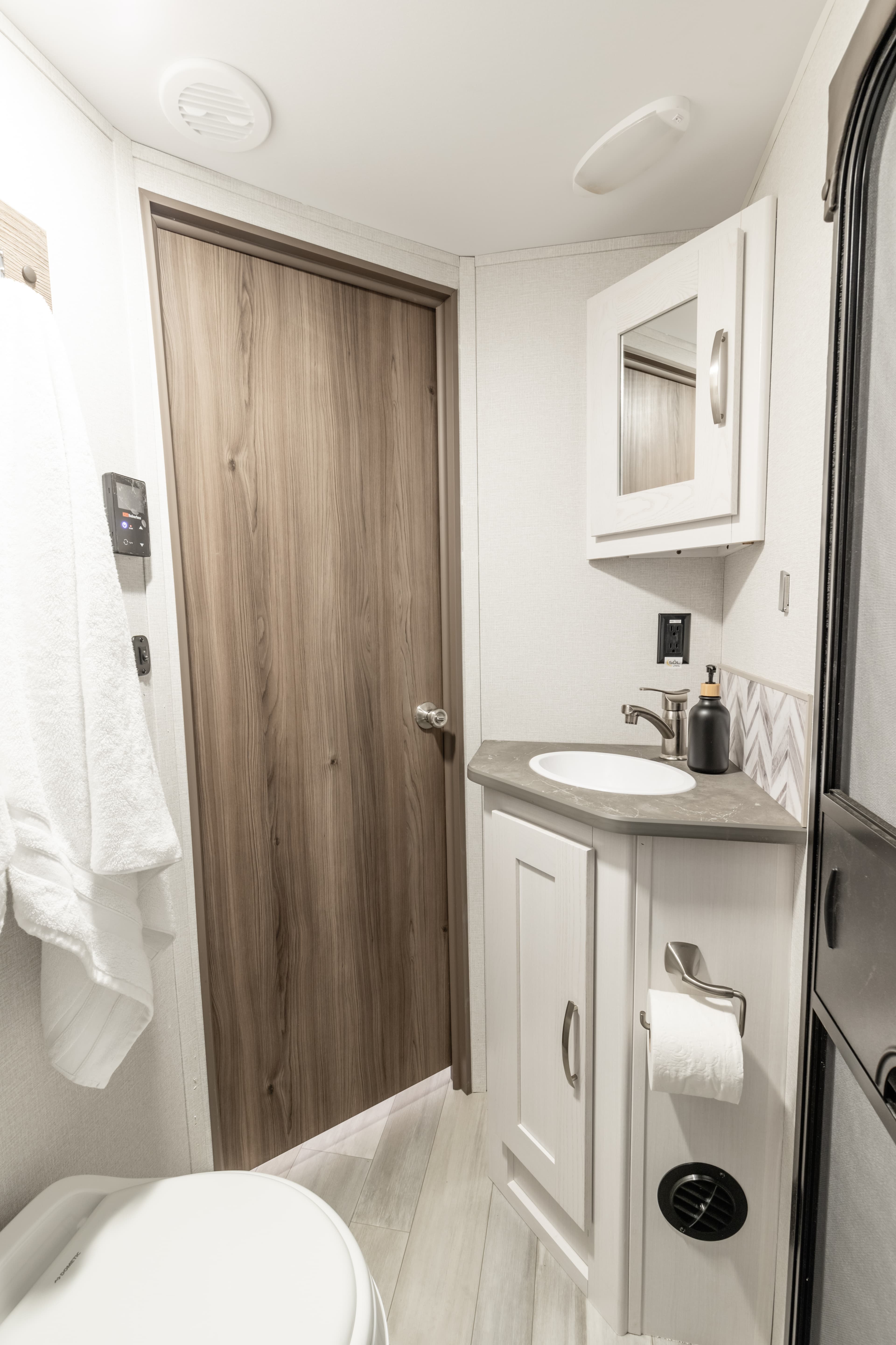 Go Explore X252 - Interior View 3